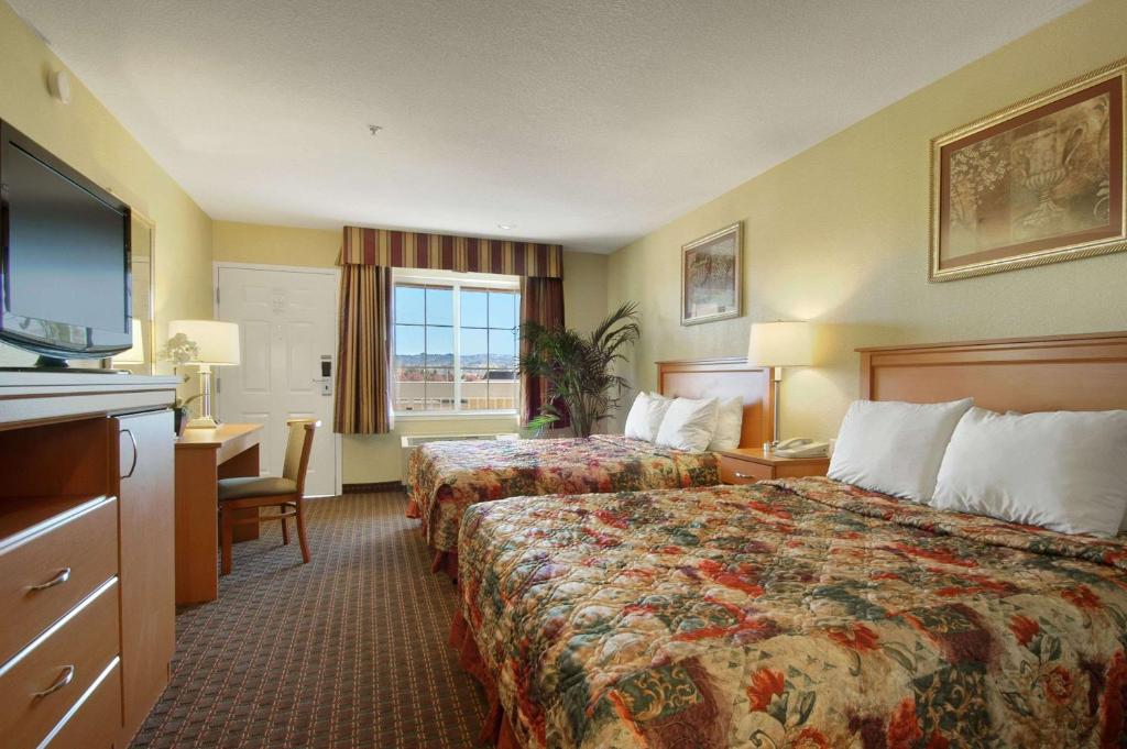 Days Inn by Wyndham Hayward Airport - image 3