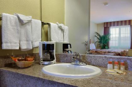 Days Inn by Wyndham Hayward Airport - image 5