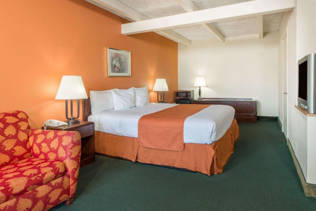 Days Inn by Wyndham St. Louis North - image 3