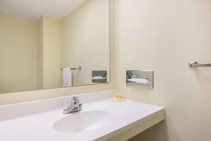 Days Inn by Wyndham St. Louis North - image 5