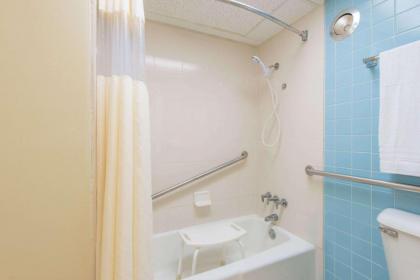 Days Inn by Wyndham St. Louis North - image 6