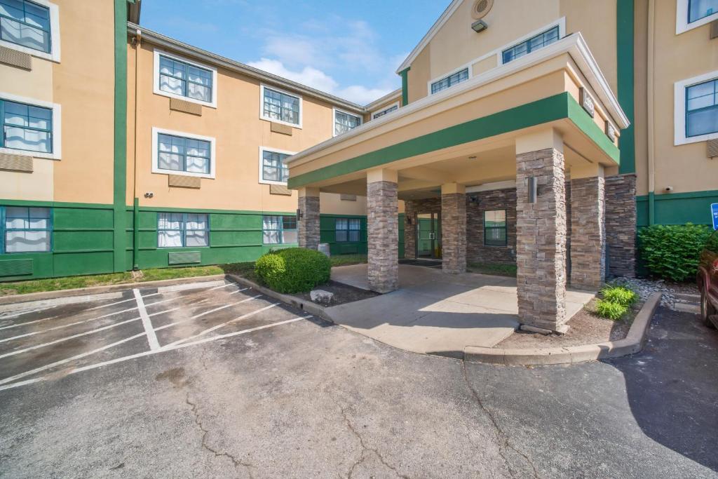 HomeTowne Studios by Red Roof St. Louis - Airport/N Lindbergh - main image