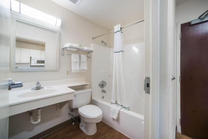 HomeTowne Studios by Red Roof St. Louis - Airport/N Lindbergh - image 10