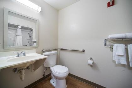 HomeTowne Studios by Red Roof St. Louis - Airport/N Lindbergh - image 13