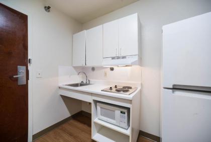 HomeTowne Studios by Red Roof St. Louis - Airport/N Lindbergh - image 14