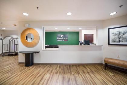 HomeTowne Studios by Red Roof St. Louis - Airport/N Lindbergh - image 2
