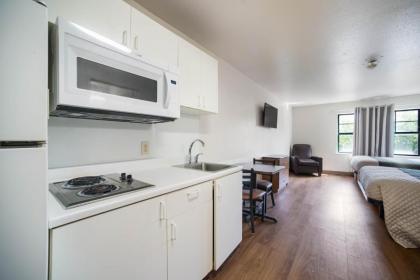 HomeTowne Studios by Red Roof St. Louis - Airport/N Lindbergh - image 4