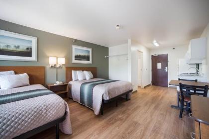 HomeTowne Studios by Red Roof St. Louis - Airport/N Lindbergh - image 5