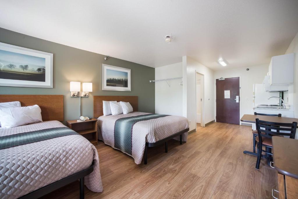 HomeTowne Studios by Red Roof St. Louis - Airport/N Lindbergh - image 5