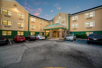 HomeTowne Studios by Red Roof St. Louis - Airport/N Lindbergh - image 6