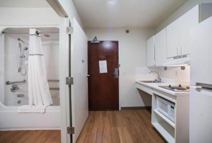 HomeTowne Studios by Red Roof St. Louis - Airport/N Lindbergh - image 7