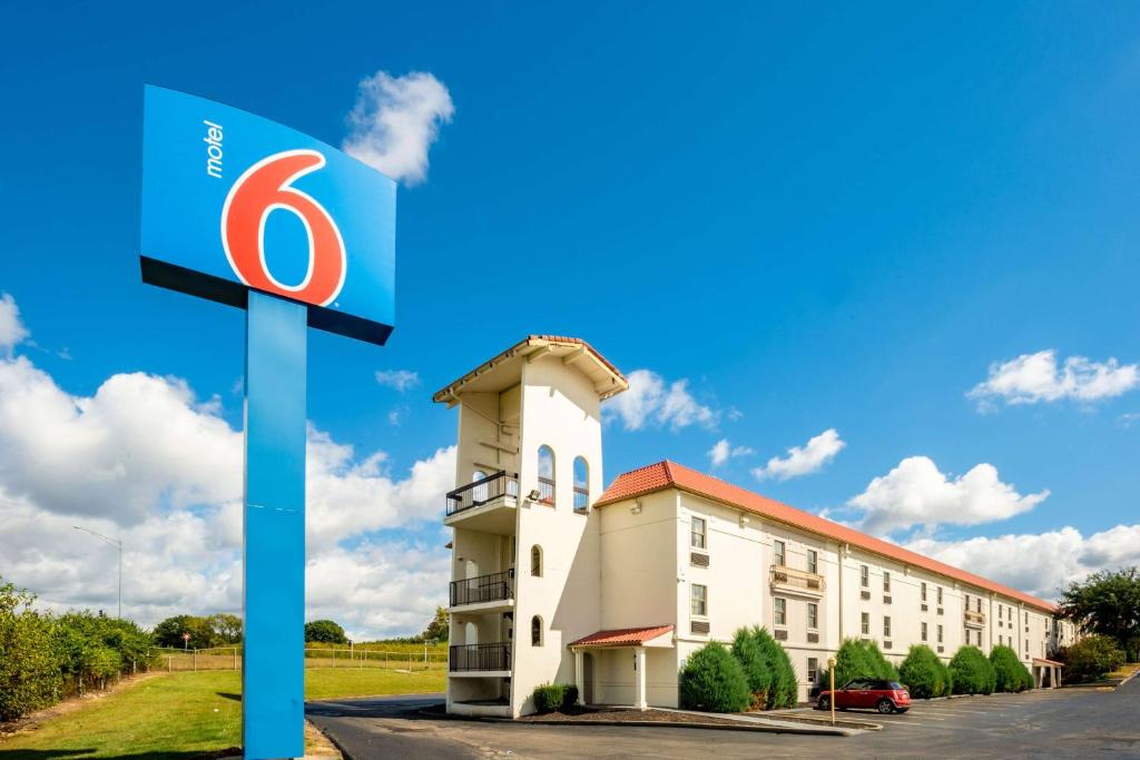 Motel 6-Hazelwood MO - main image