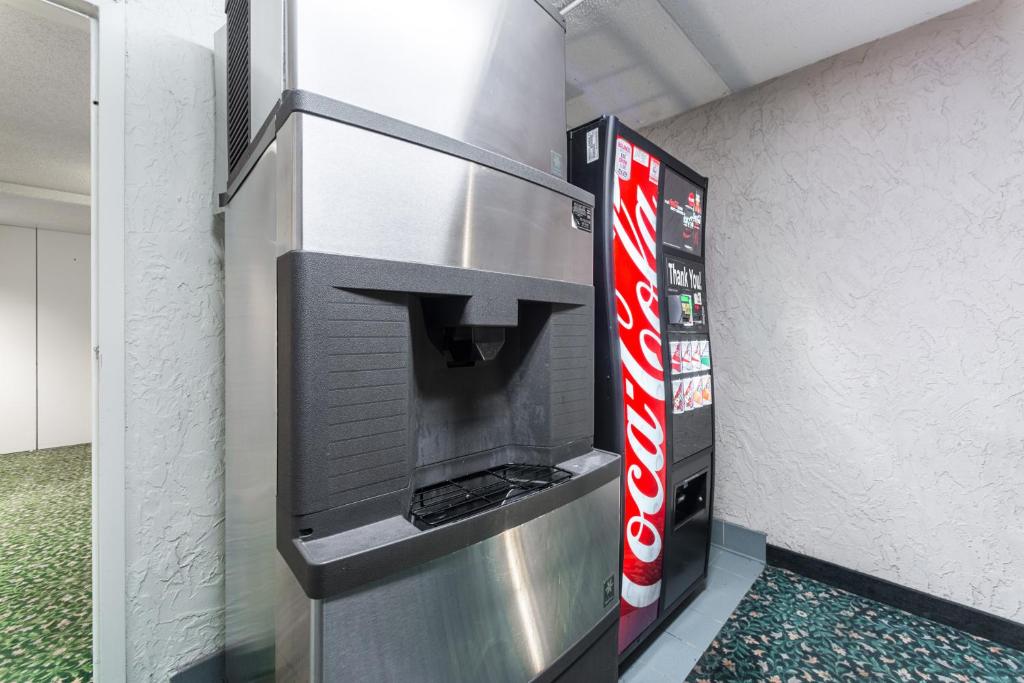 Motel 6-Hazelwood MO - image 2