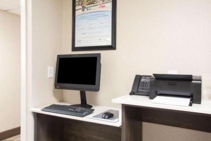 La Quinta Inn by Wyndham St. Louis Hazelwood - Airport North - image 10