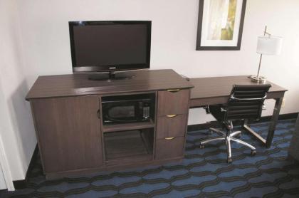 La Quinta Inn by Wyndham St. Louis Hazelwood - Airport North - image 2