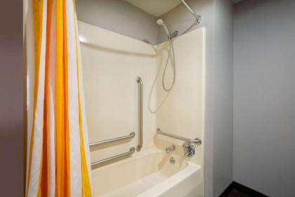 La Quinta Inn by Wyndham St. Louis Hazelwood - Airport North - image 5