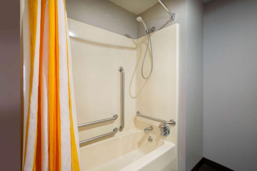 La Quinta Inn by Wyndham St. Louis Hazelwood - Airport North - image 5