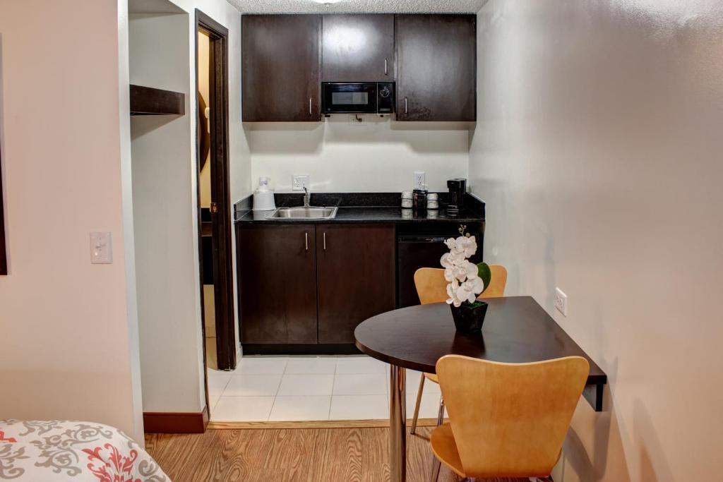 Americas Best Value Inn Heath-Newark - image 5