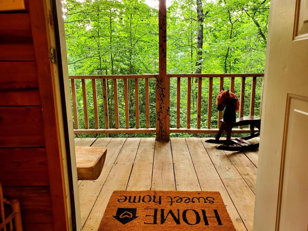 Lil' Log at Hearthstone Cabins and Camping - image 7