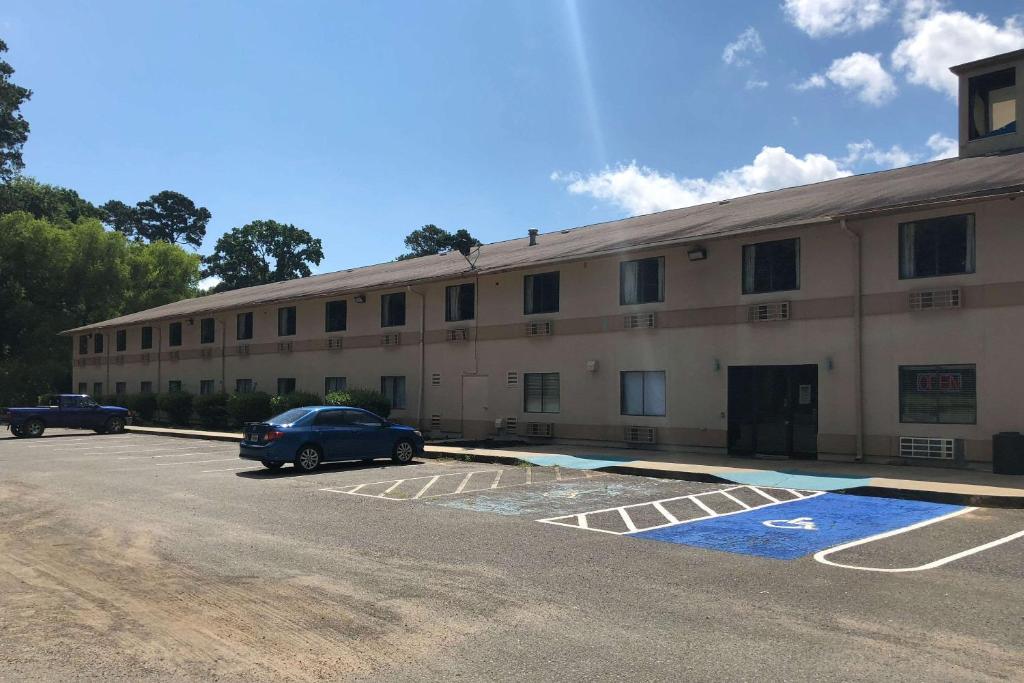 Rodeway Inn & Suites - main image