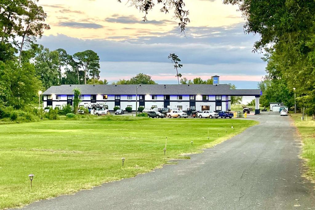 Rodeway Inn & Suites - image 3