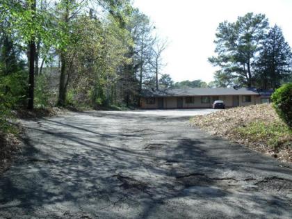 Woodlawn Hills Motel - image 2