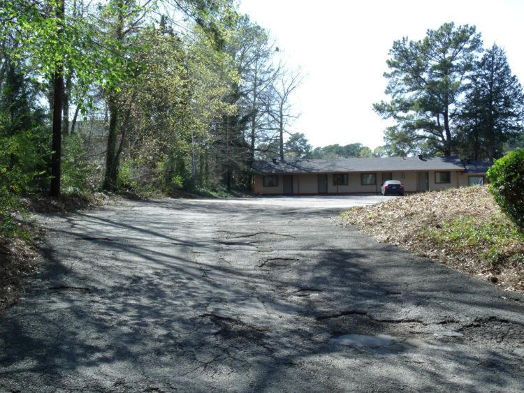 Woodlawn Hills Motel - image 2