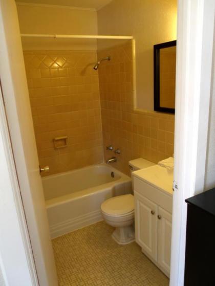 Woodlawn Hills Motel - image 4