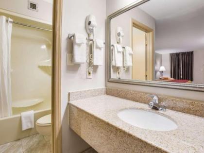 Econo Lodge Hendersonville - image 5