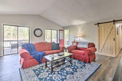 Hendersonville Home with Deck 3 miles to Downtown Hendersonville