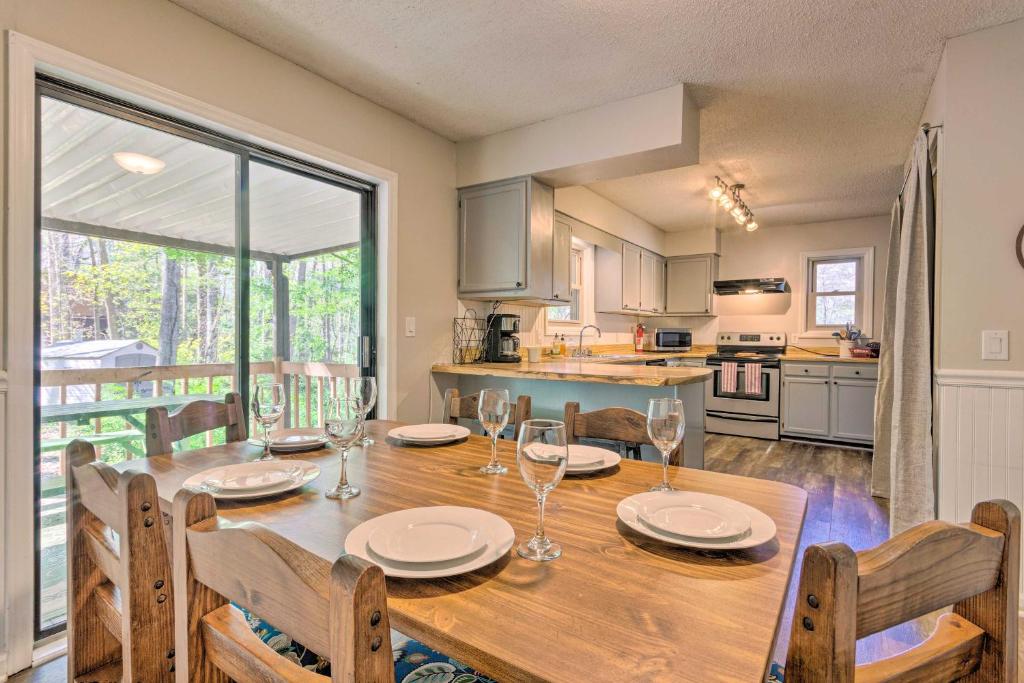Hendersonville Home with Deck 3 Miles to Downtown - image 7