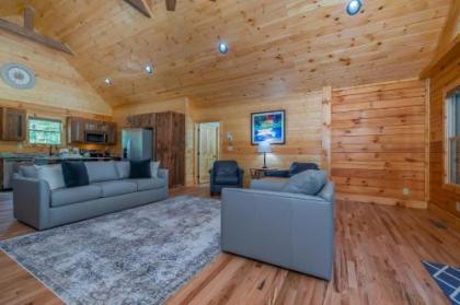 Clear Creek Hideaway - image 3
