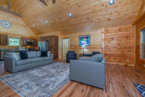 Clear Creek Hideaway - image 3