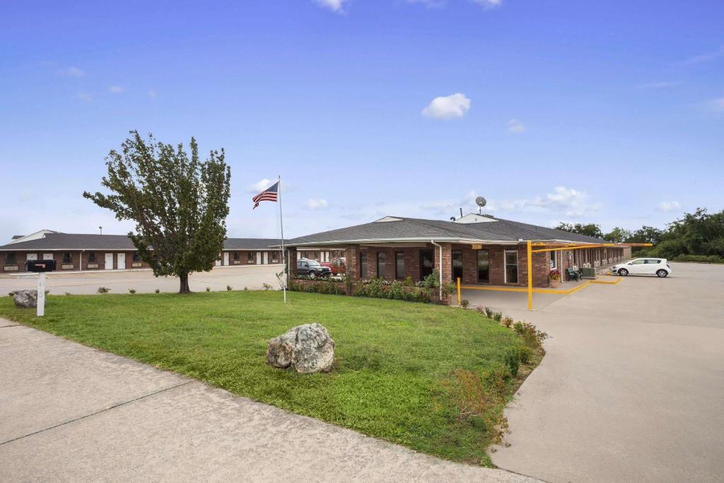 Super 8 by Wyndham Henryetta - main image