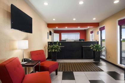 Super 8 by Wyndham Henryetta - image 2