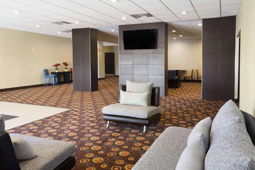 Days Inn by Wyndham Henryetta - image 2