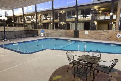 Days Inn by Wyndham Henryetta - image 6