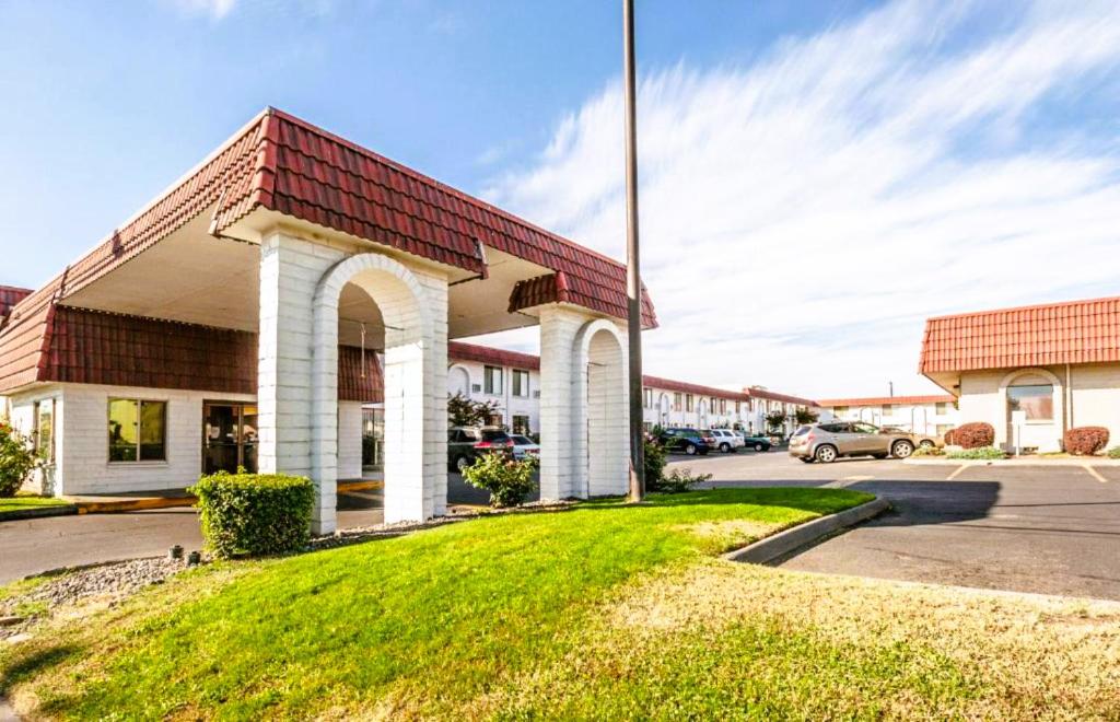 Motel 6 Hermiston - main image
