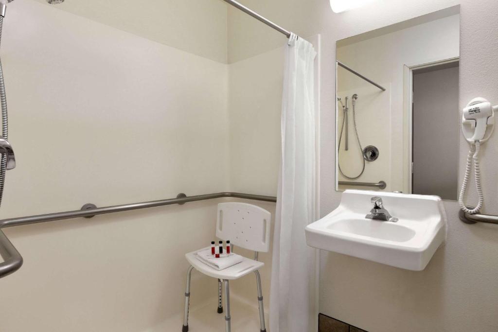 Travelodge by Wyndham Hermiston - image 4