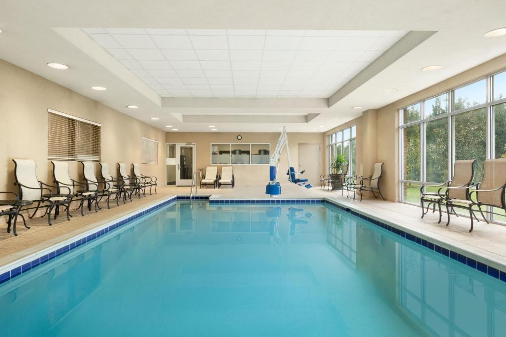 Hampton Inn & Suites Herndon-Reston - image 2