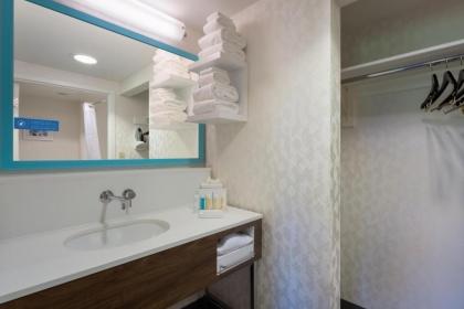 Hampton Inn & Suites Herndon-Reston - image 7