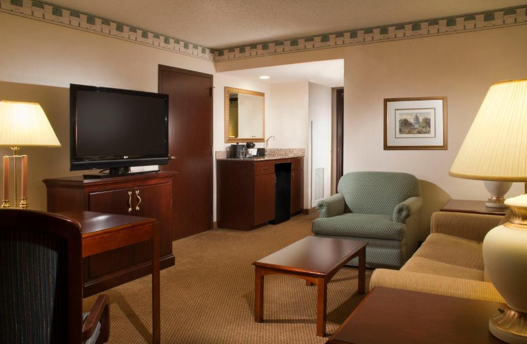 Embassy Suites by Hilton Dulles Airport - image 6