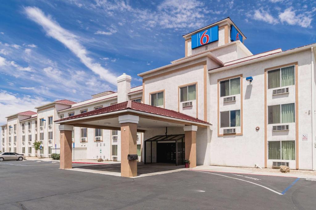 Motel 6-Hesperia CA - West Main Street I-15 - main image