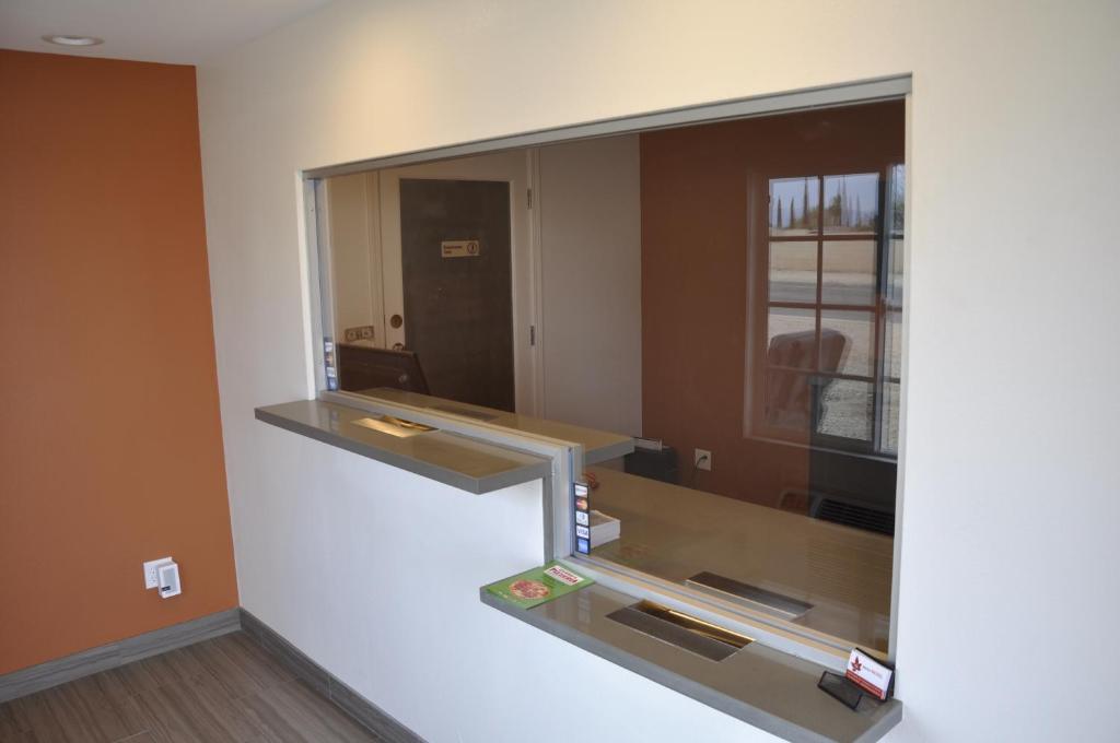 Motel 6 Maple/Main - image 2