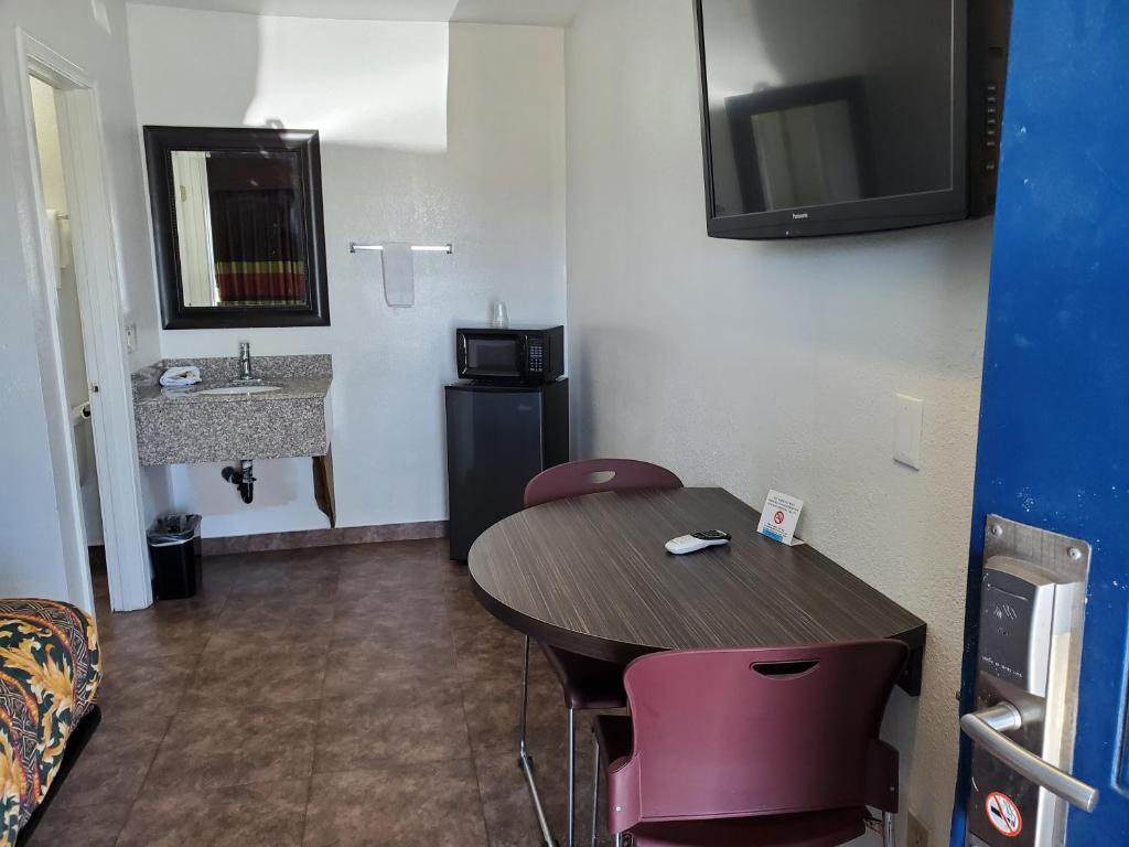 High Desert Inn - image 6