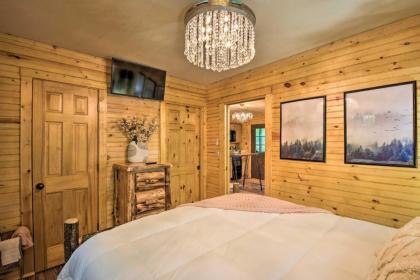 Treetop Haven with Deck 8 Mi to Fairgrounds! - image 15