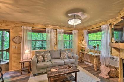 Treetop Haven with Deck 8 Mi to Fairgrounds! - image 4