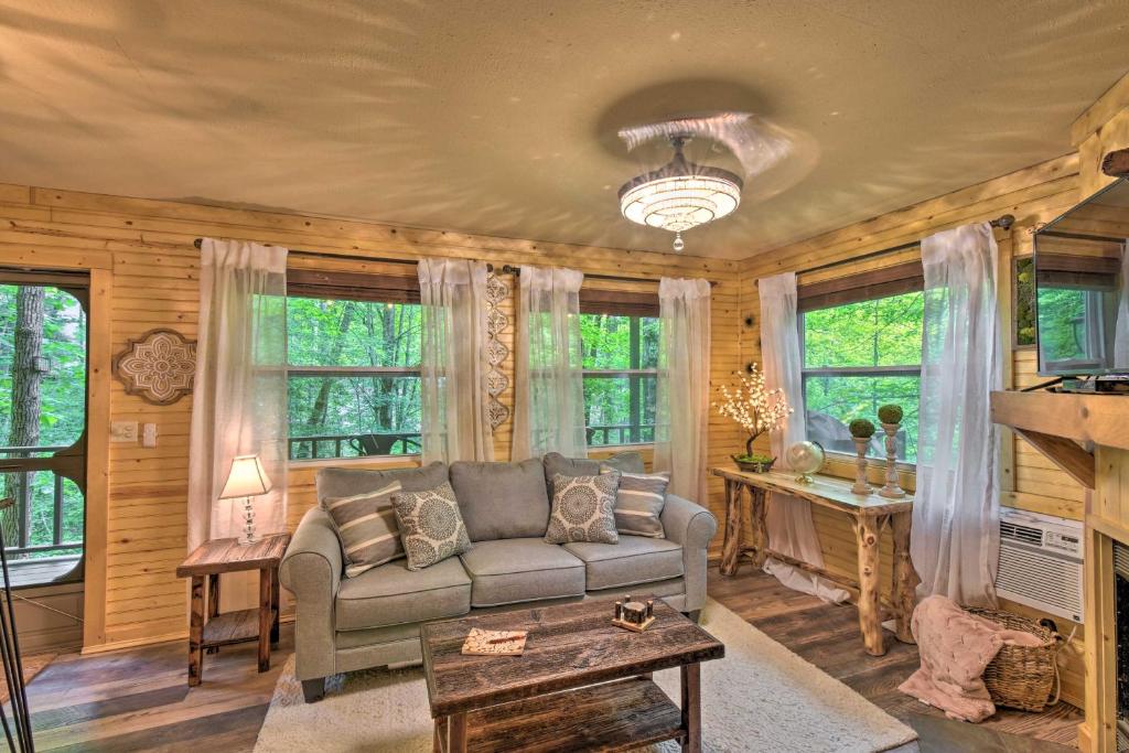 Treetop Haven with Deck 8 Mi to Fairgrounds! - image 4