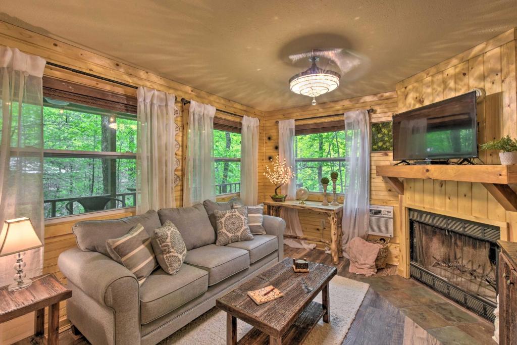 Treetop Haven with Deck 8 Mi to Fairgrounds! - image 5