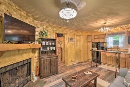 Treetop Haven with Deck 8 Mi to Fairgrounds! - image 7
